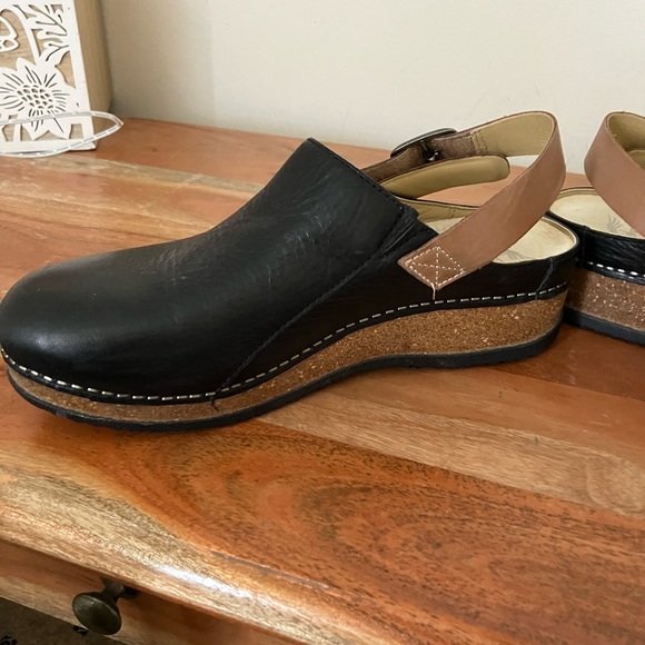 Black and Tan Women's Clogs - Picture 4 of 4